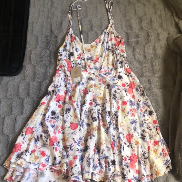 Beautiful flower dress NWT - Picture 2 of 2